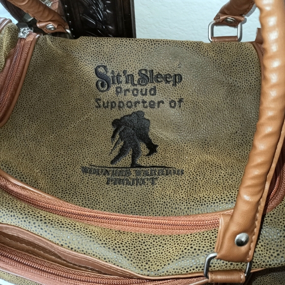 EMBASSY DUFFLEBAG/TRAVEL BAG tags have been removed - Picture 2 of 8